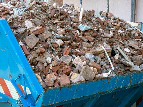 Jakie korzyści przynosi wynajem kontenerów na gruz